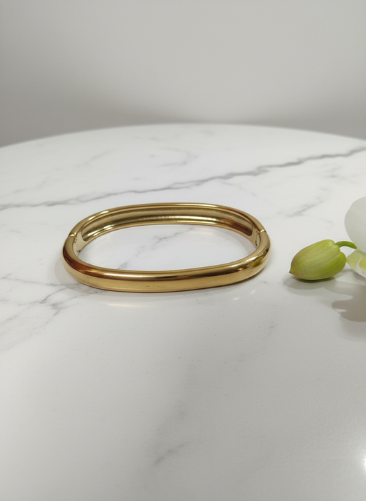 Gold Interlocking Bracelet | Minimalist Oval Design